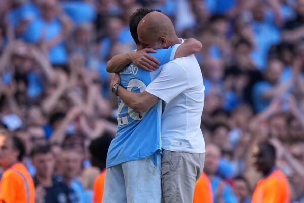 Pep Guardiola verabschiedete sich bereits im Mai von Silva (Archivbild)