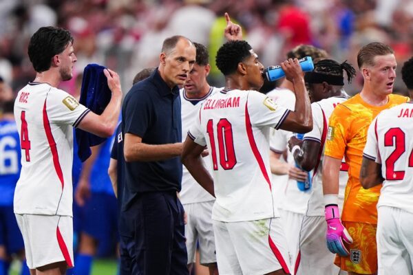 Die englische Nationalmannschaft bei einer Trinkpause im Spiel gegen Kroatien.