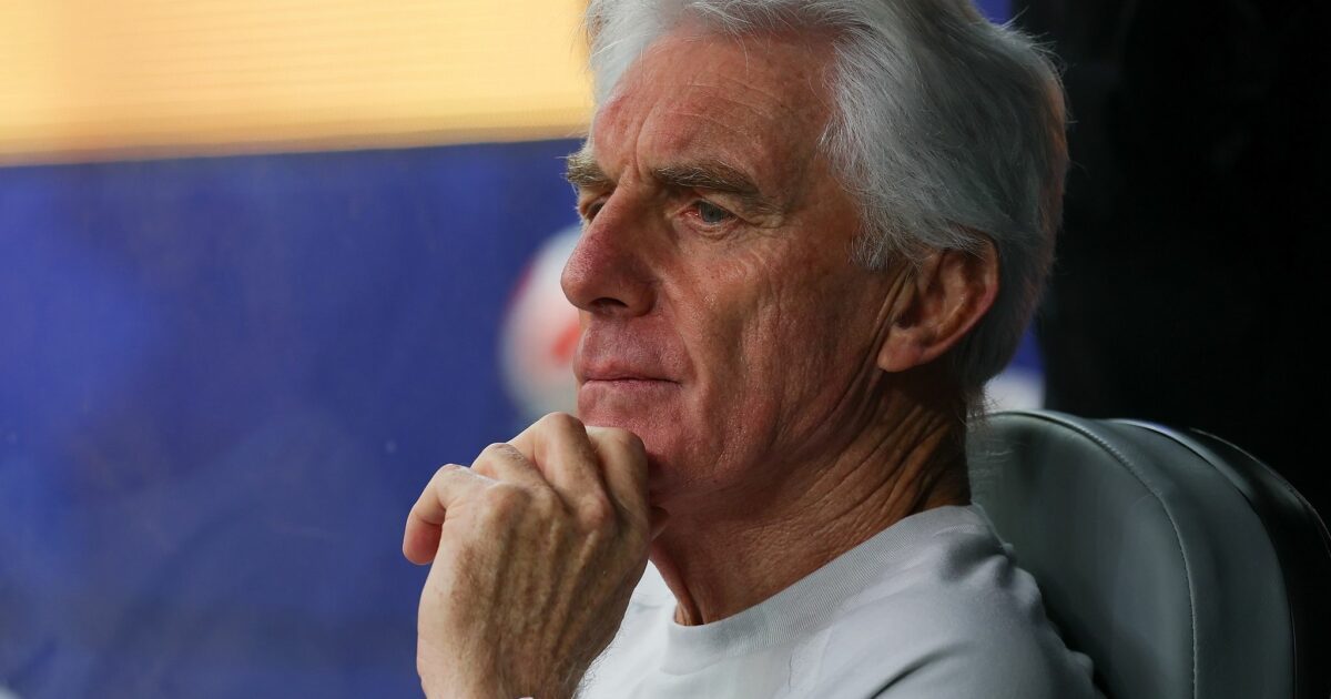 Hugo Broos hat die Entscheidung über seinen Abschied als Nationaltrainer von Südafrika vertagt.