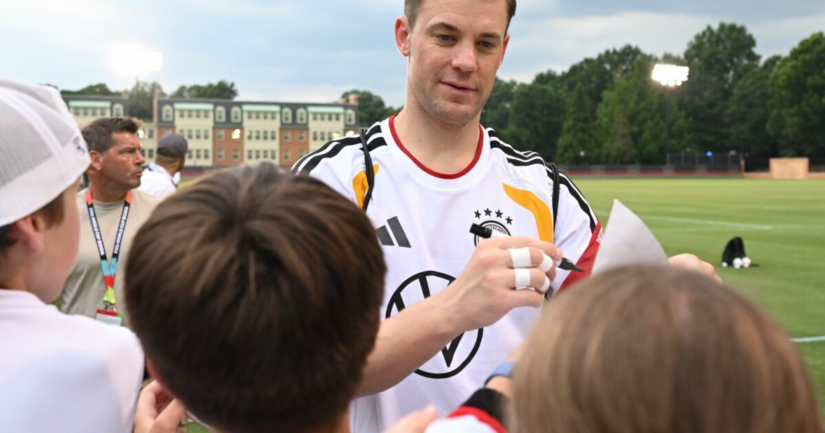 Gefragt bei den Fans: Manuel Neuer ist endlich im Tesamtraining.