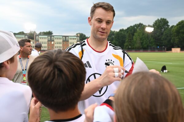 Gefragt bei den Fans: Manuel Neuer ist endlich im Tesamtraining.
