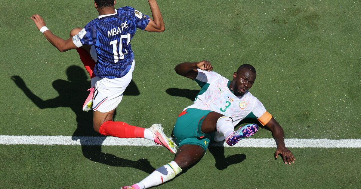 Kalidou Koulibaly (r.) und Senegal verloren gegen Frankreich.