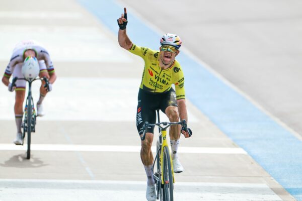 Wout van Aert (r) kann bei der Tour nur zuschauen. (Archivbild)