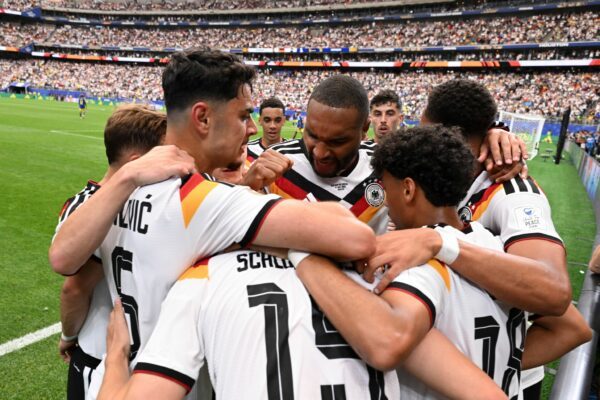 Da wächst etwas zusammen: Die deutsche Jubeltraube nach dem zweiten Tor.