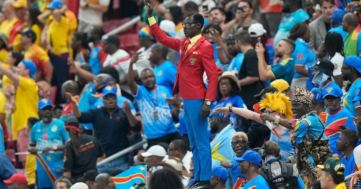 Kongos Fan Michel Nkuka Mboladinga zieht beim WM-Spiel die Blicke auf sich.