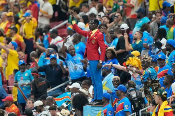 Kongos Fan Michel Nkuka Mboladinga zieht beim WM-Spiel die Blicke auf sich.