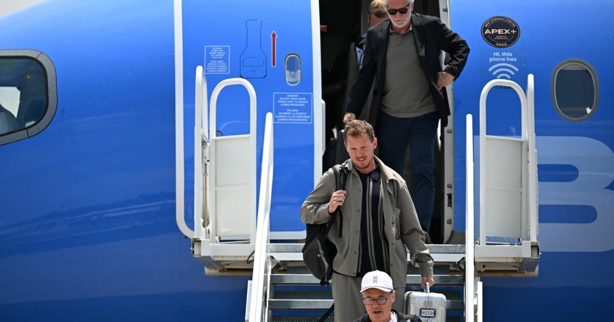 Julian Nagelsmann und Rudi Völler verlassen das Flugzeug in Winston-Salem.