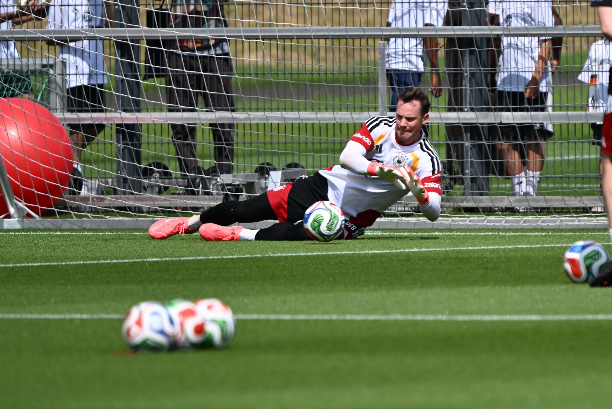 Die linke Problem-Wade hält: Manuel Neuer hält wieder erste Bälle im Training.