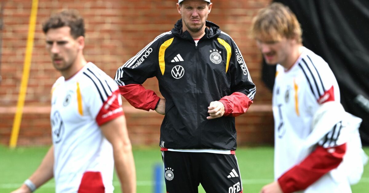 Bundestrainer Nagelsmann schaut im Training bei Woltemade (r.) und Goretzka (l.) ganz genau hin.