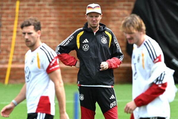Bundestrainer Nagelsmann schaut im Training bei Woltemade (r.) und Goretzka (l.) ganz genau hin.