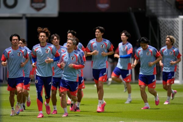 Das japanische Team fordert in der K.-o.-Phase Rekordweltmeister Brasilien.