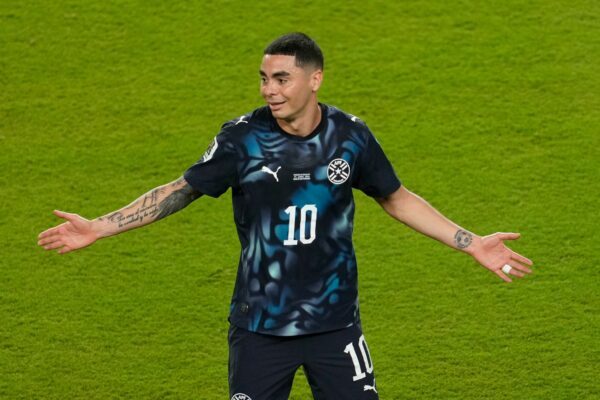 Miguel Almirón hielt sich die Hand vor dem Mund und flog dafür vom Platz.