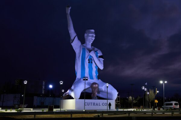 Riesige Messi-Statue in Cutral Co in Patagonien.