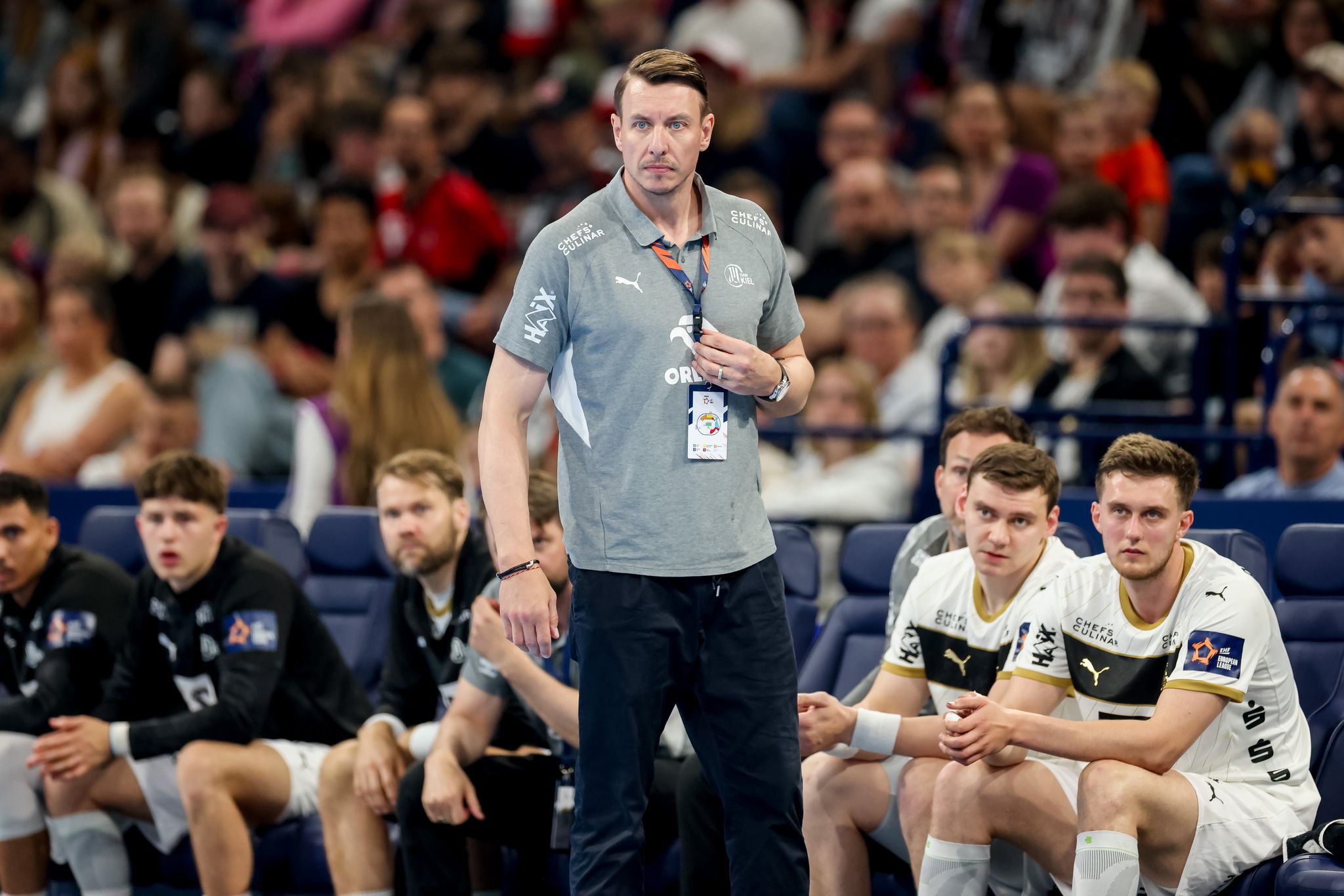 Kiels Trainer Filip Jicha steht am Spielfeldrand. (Archivbild)
