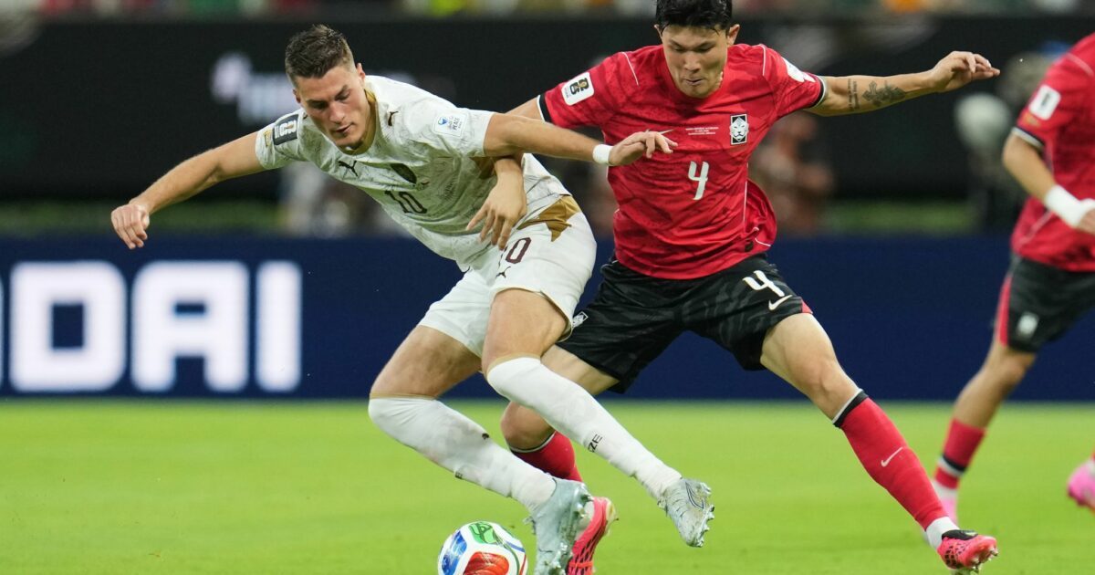 Tschechiens Patrik Schick (l) und Südkoreas Minjae Kim (Südkorea) kämpfen um den Ball. (Archivbild)