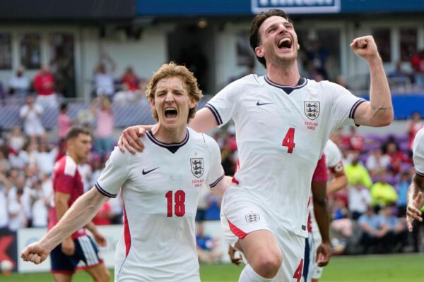 Anthony Gordon (links) und Declan Rice treffen beide beim Sieg Englands im letzten Test vor der WM.