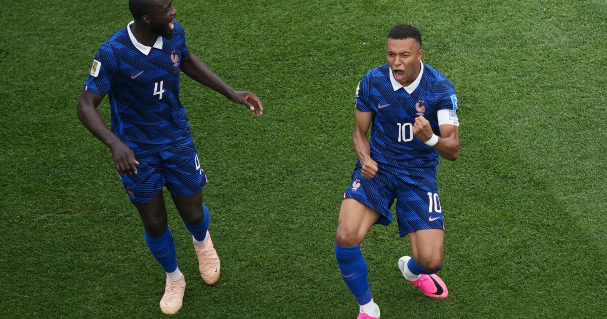 Im 100. Länderspiel: Kylian Mbappé feiert sein Führungstor mit Bayern-Profi Dayot Upamecano.