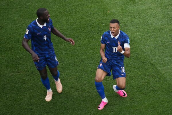Im 100. Länderspiel: Kylian Mbappé feiert sein Führungstor mit Bayern-Profi Dayot Upamecano.