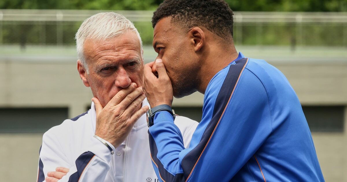 Didier Deschamps (l.) und Kylian Mbappé im Training der Franzosen. (Archivbild)