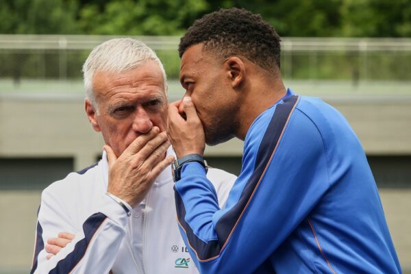 Didier Deschamps (l.) und Kylian Mbappé im Training der Franzosen. (Archivbild)