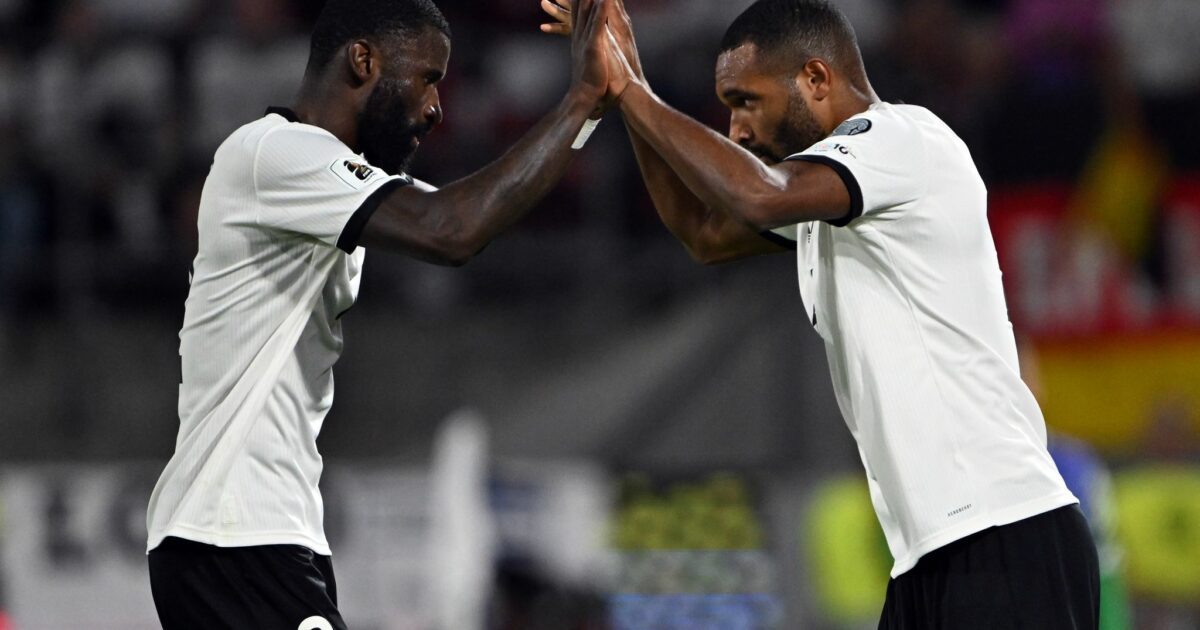 Nach dem Schlotterbeck-Aus wieder vereint im Abwehrzentrum: Antonio Rüdiger (l) und Jonathan Tah. (Archivbild)