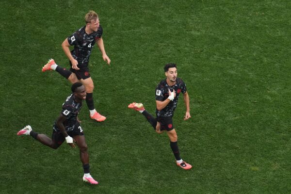 Der Moment der Partie: Stephen Eustaquio (rechts) jubelt nach seinem Tor zum 1:0.