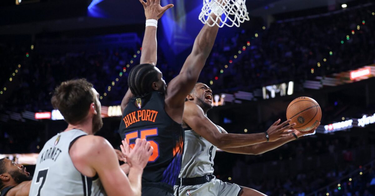 Darf sich NBA-Champion nennen: Der gebürtige Stralsunder Ariel Hukporti (M). (Archivbild)