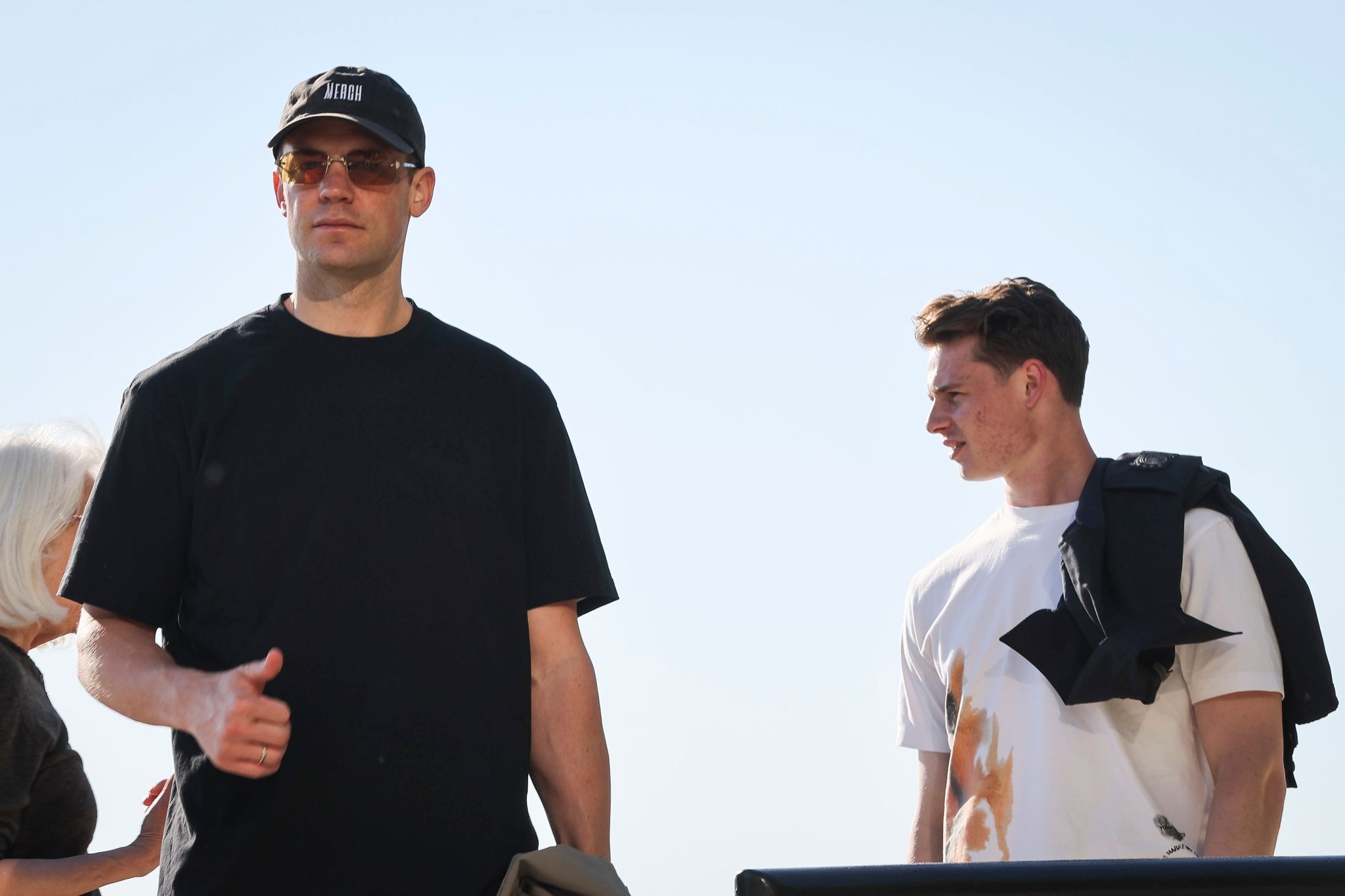 Manuel Neuer (l.) ist mit Jonas Urbig (r.) an der Promenade des Lake Michigan in Chicago.