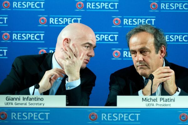 Inzwischen ziemlich beste Feinde: Michel Platini (r) und Gianni Infantino. (Archivbild)