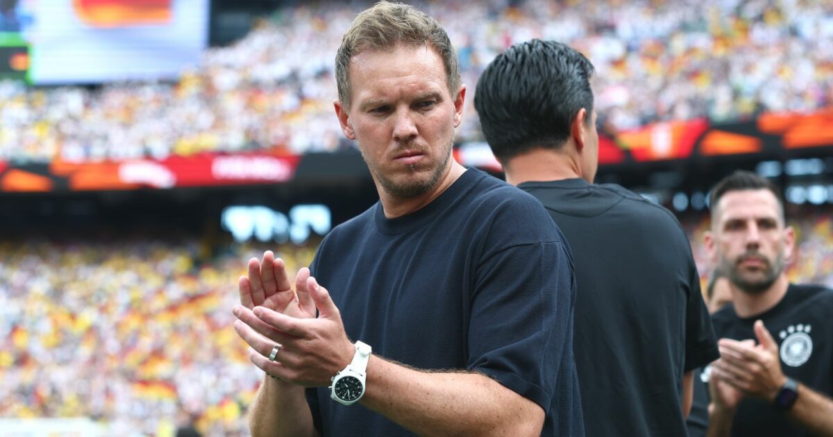 Julian Nagelsmann nach der Hymne vor dem Spiel gegen Ecuador.