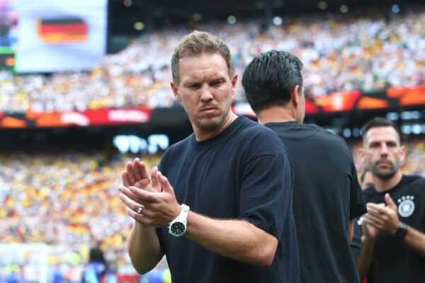 Julian Nagelsmann nach der Hymne vor dem Spiel gegen Ecuador.