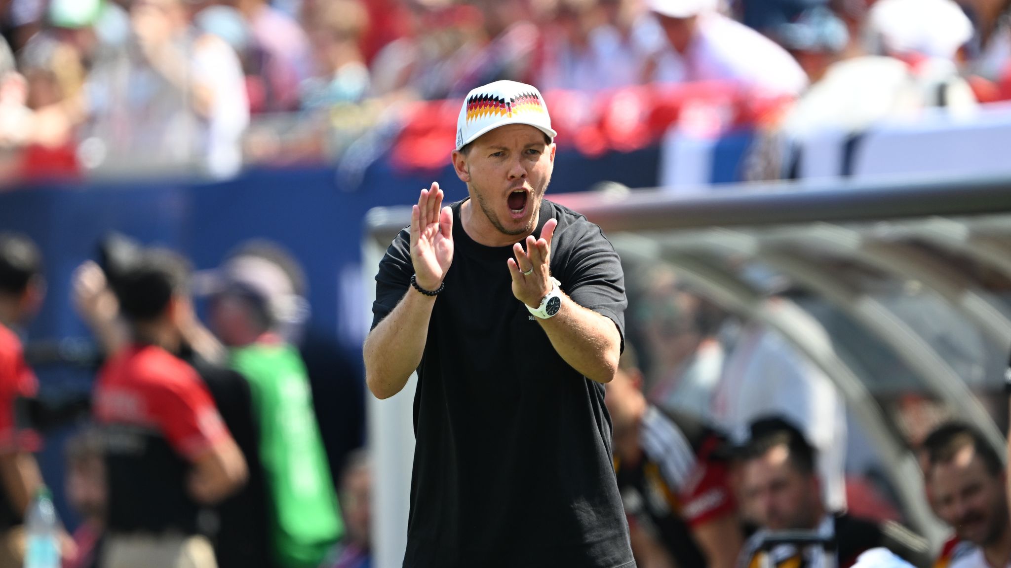 Julian Nagelsmann ruft am Spielfeldrand bei der WM-Generalprobe gegen die USA.
