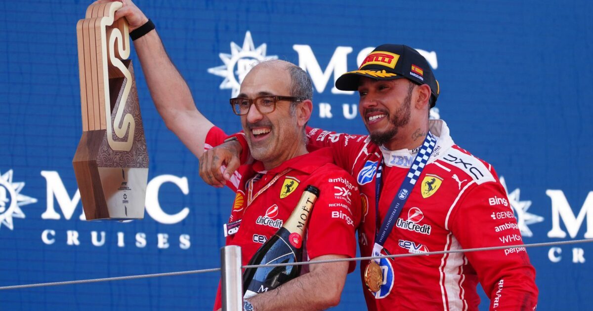 Lewis Hamilton (r) und sein Renningenieur Carlo Santo haben den Ferrari-Aufschwung organisiert.