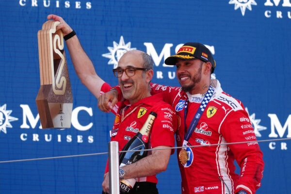 Lewis Hamilton (r) und sein Renningenieur Carlo Santo haben den Ferrari-Aufschwung organisiert.
