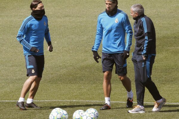 Sind Mourinho (r) und Khedira (M) bald wieder in einem Team? (Archivbild)