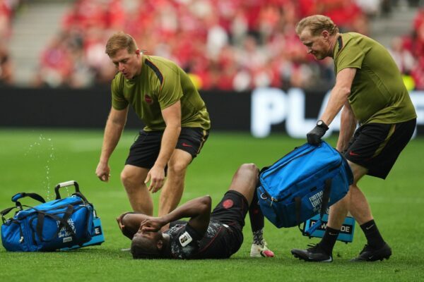 Schockmoment: Koné musste verletzt raus.