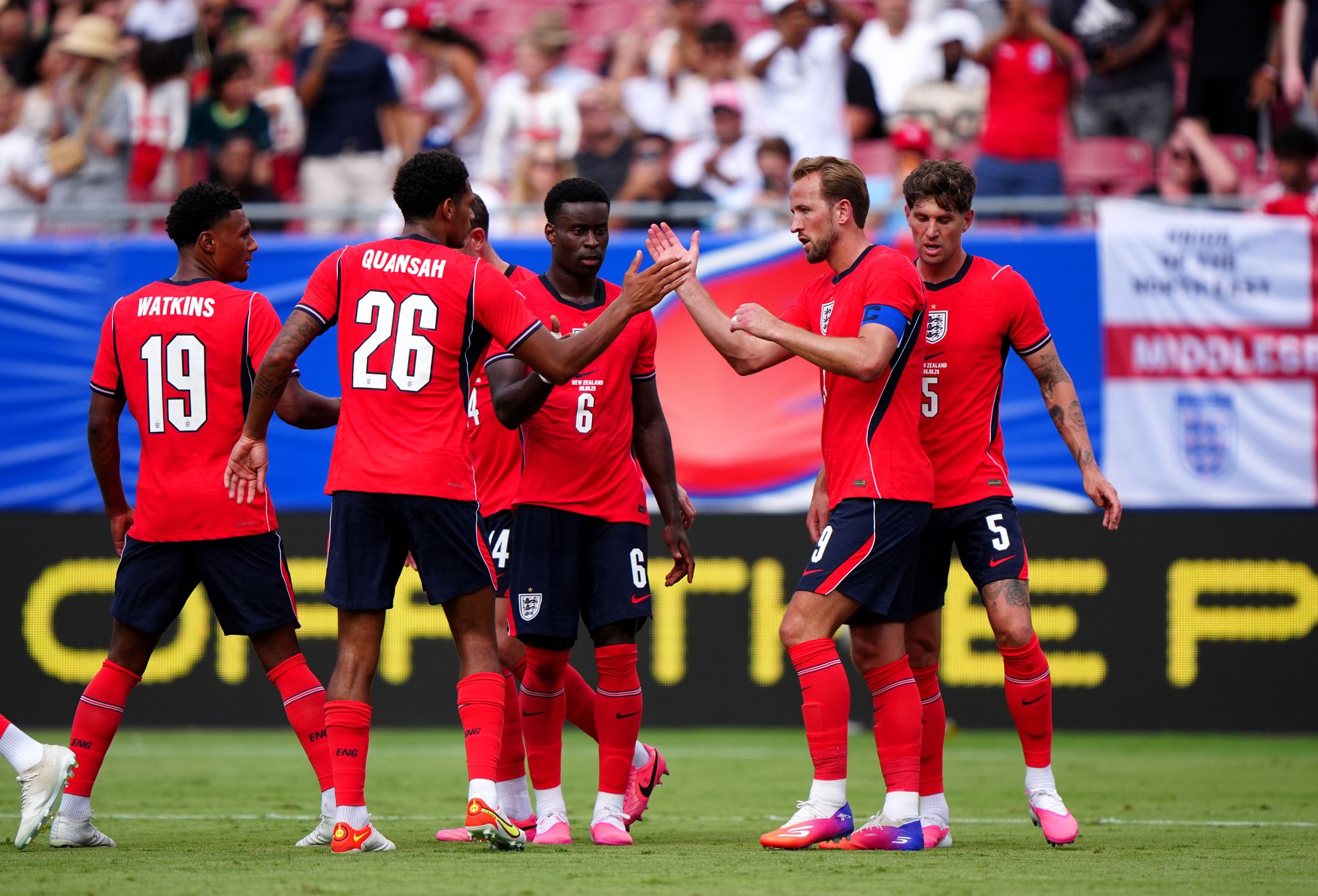 Harry Kane (2.v.r.) erzielte den Führungstreffer für England.