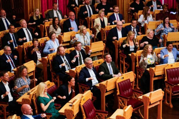 Ein Fan-Schlachtruf erreicht das Parlament: Auch die norwegischen Abgeordneten «rudern».