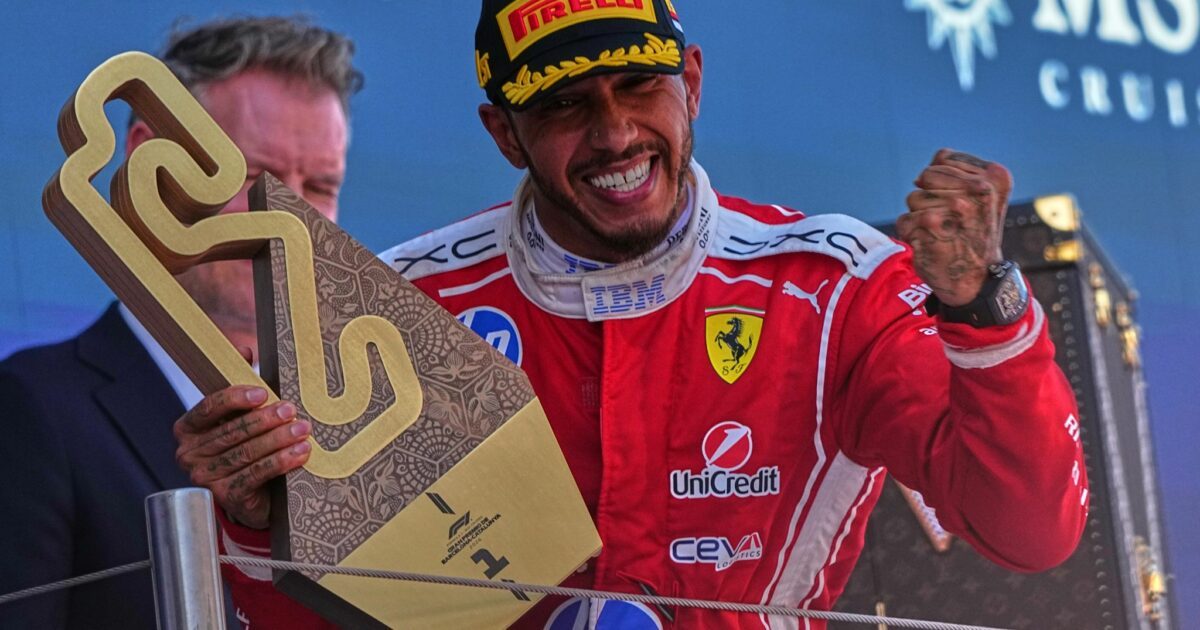 Lewis Hamilton feiert seinen ersten Sieg im Ferrari.