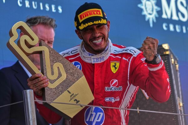 Lewis Hamilton feiert seinen ersten Sieg im Ferrari.