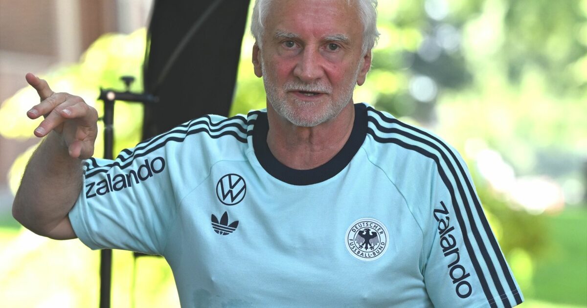 Rudi Völler reagiert betroffen auf den WM-Ausfall Schlotterbecks.