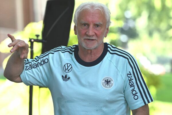 Rudi Völler reagiert betroffen auf den WM-Ausfall Schlotterbecks.