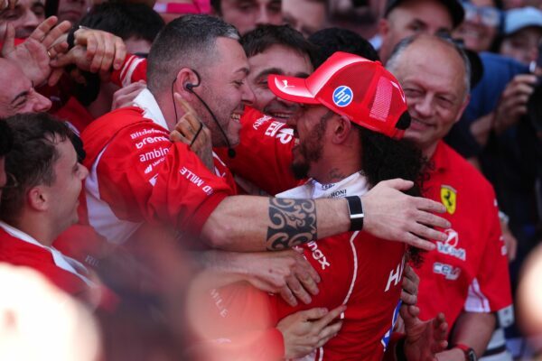 Zum ersten Mal gewinnt Lewis Hamilton im Ferrari.