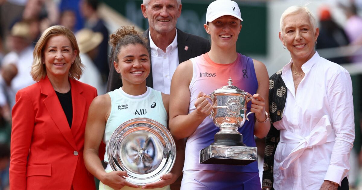 Tennis-Ikone Chris Evert (l) ist erneut an Krebs erkrankt. Ex-Rivalin Martina Navratilova (r) schickte eine aufmunternde Nachricht. (Archivbild)