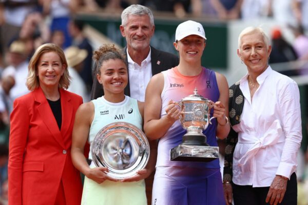 Tennis-Ikone Chris Evert (l) ist erneut an Krebs erkrankt. Ex-Rivalin Martina Navratilova (r) schickte eine aufmunternde Nachricht. (Archivbild)