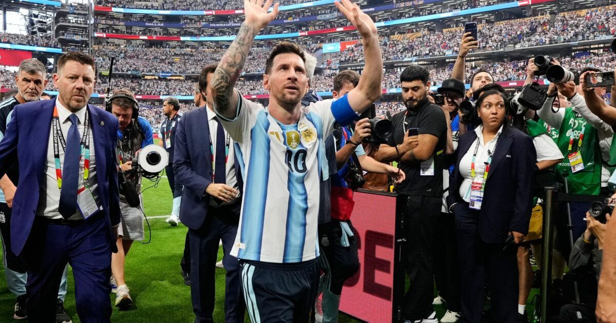 Lionel Messi wird gefeiert - auch von der Presse.