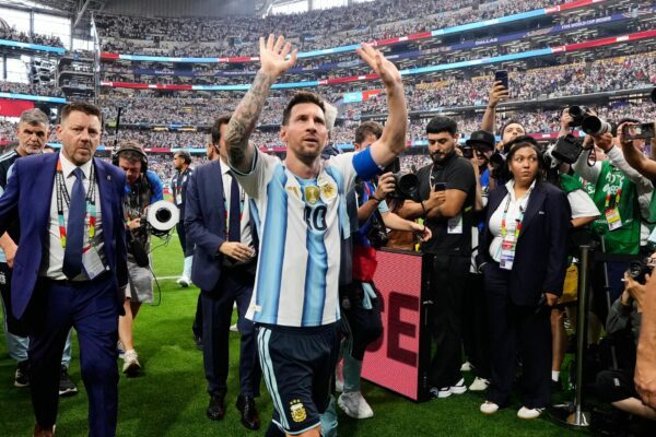 Lionel Messi wird gefeiert - auch von der Presse.