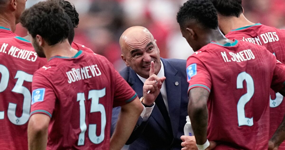 Portugals Trainer Roberto Martinez im Kreis seiner Spieler.