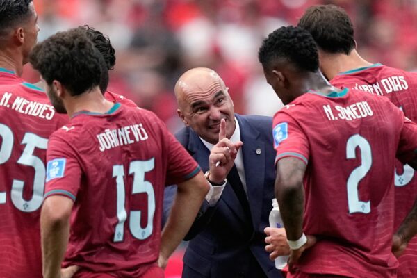 Portugals Trainer Roberto Martinez im Kreis seiner Spieler.