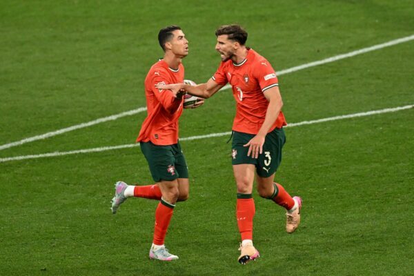Für Portugal bei der WM: Ruben Dias (r) und Cristiano Ronaldo.